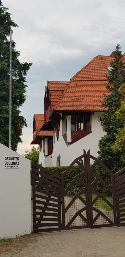 Hotel Grantek Ueduelohaz Balatonlelle Zewnętrze zdjęcie
